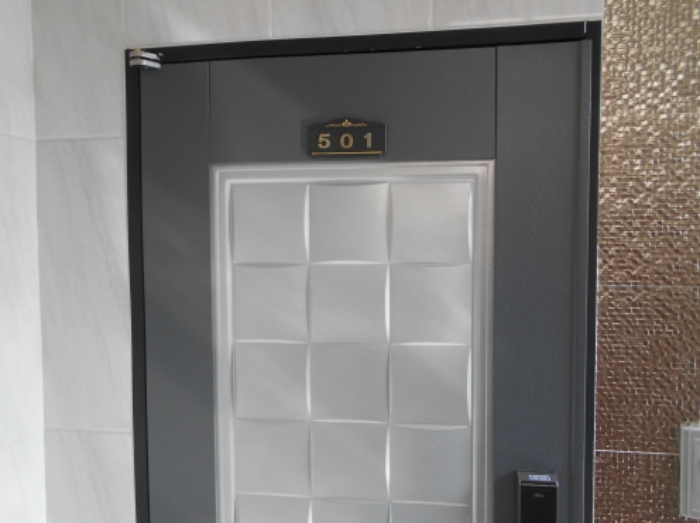 5층 501호 출입문