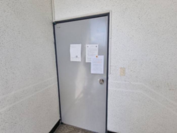 본건 목록기재6. 4층 401호의 현관문에 경매절차안내문을 게재한 모습(2차)