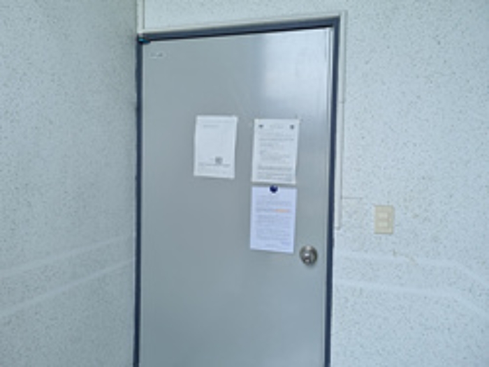 본건 목록기재6. 4층 401호의 현관문에 경매절차안내문을 게재한 모습