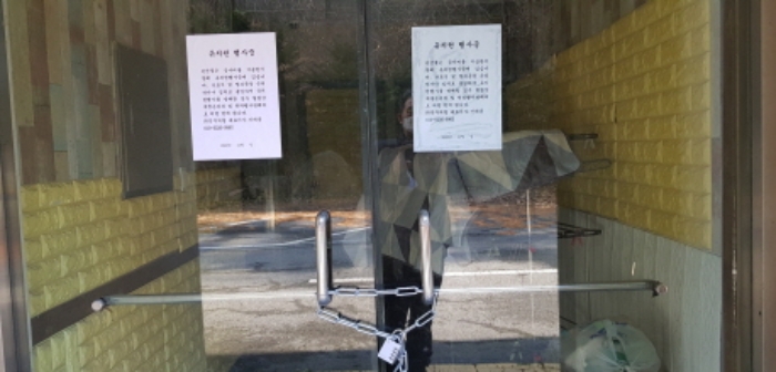 모텔 출입문