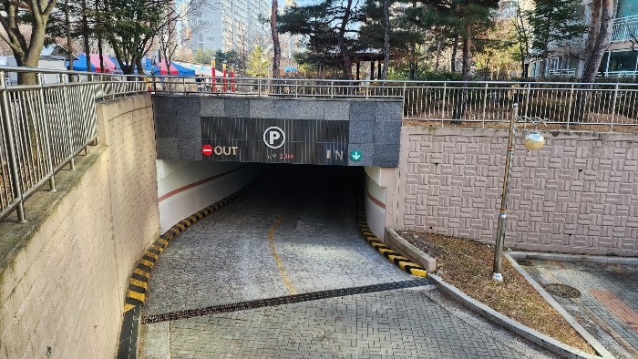 505동 지하주차장 입구