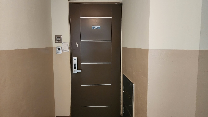 505동 1801호 현관