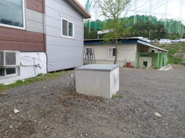 관정으로 보이는 구조물