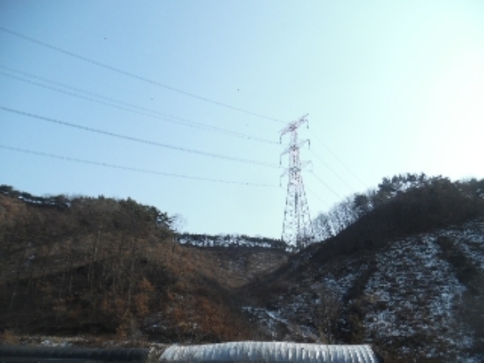 북서쪽에서 근거리 촬영한 철탑과 계곡의 모습