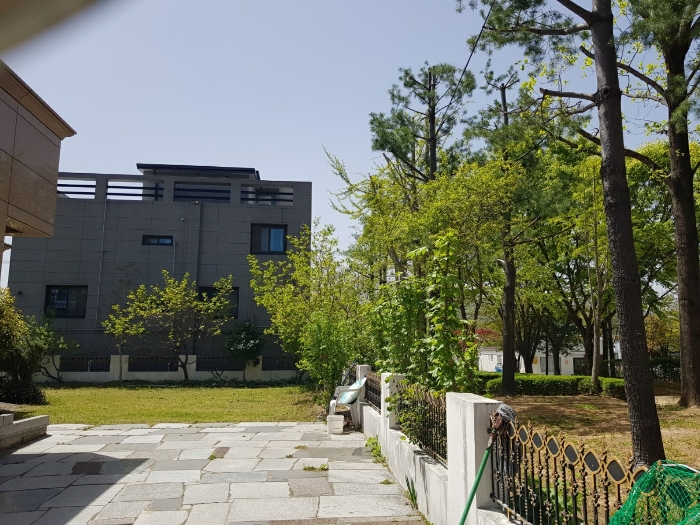 돌판깔기 및 조경수 등(북동측에서 촬영)