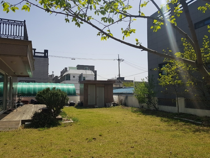 건물(나) 및 목재데크, 잔디, 조경수 등(서측에서 촬영)