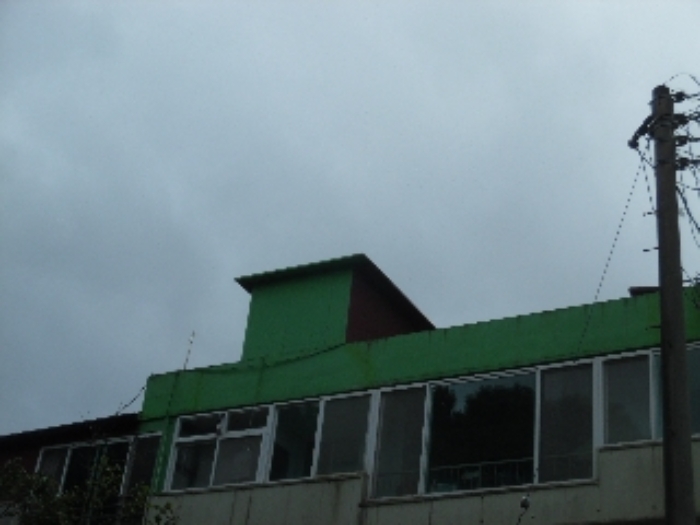 3층 건물 옥상 뒷부분 모습