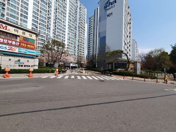 단지 서측 정문 (북서측 촬영)