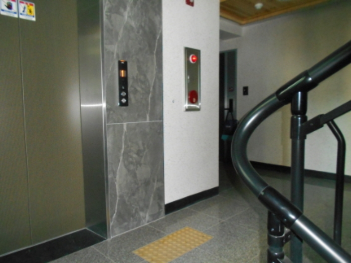 2층 엘리베이터 및 복도