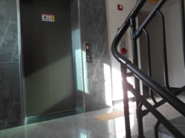 4층 엘리베이터 및 복도