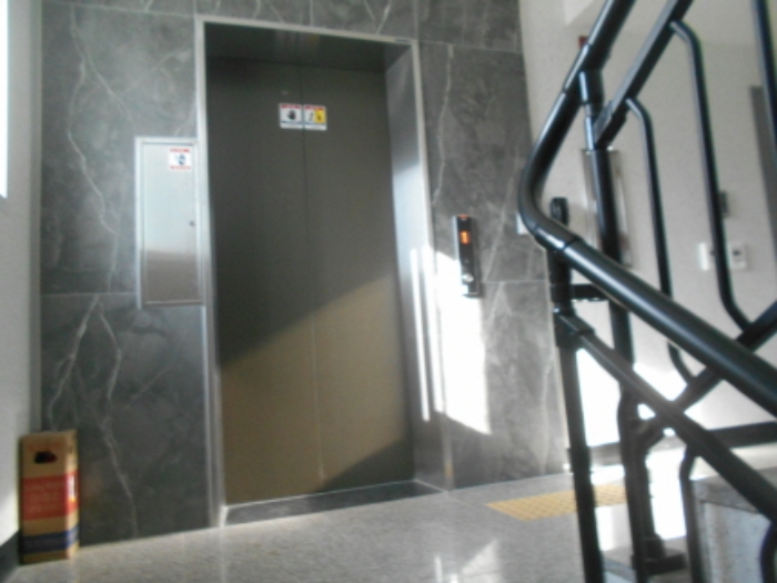 5층 엘리베이터 및 복도