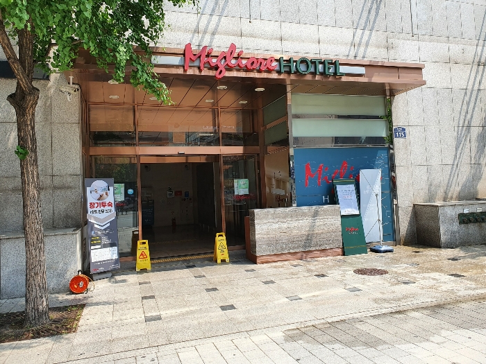 호텔 출입구(1층)