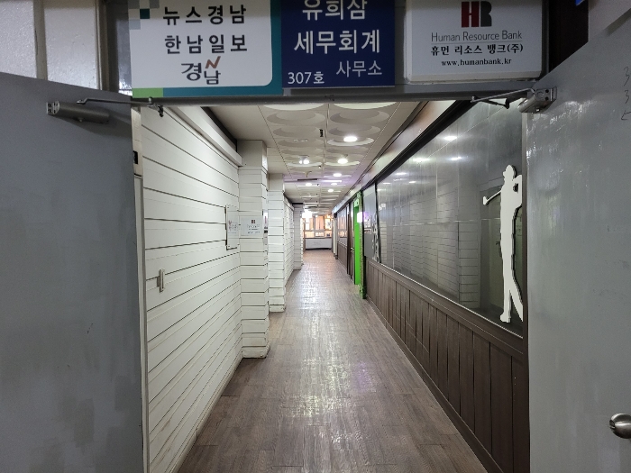 본건 기호(1)복도 전경