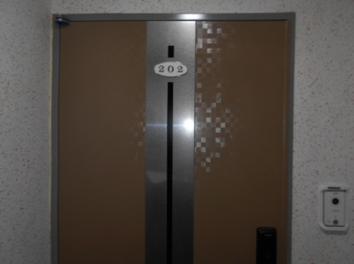 2층 202호 출입문