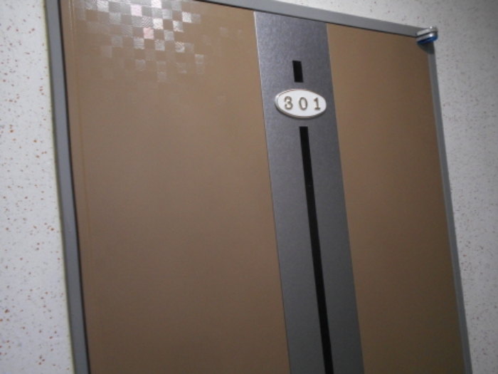 3층 301호 출입문