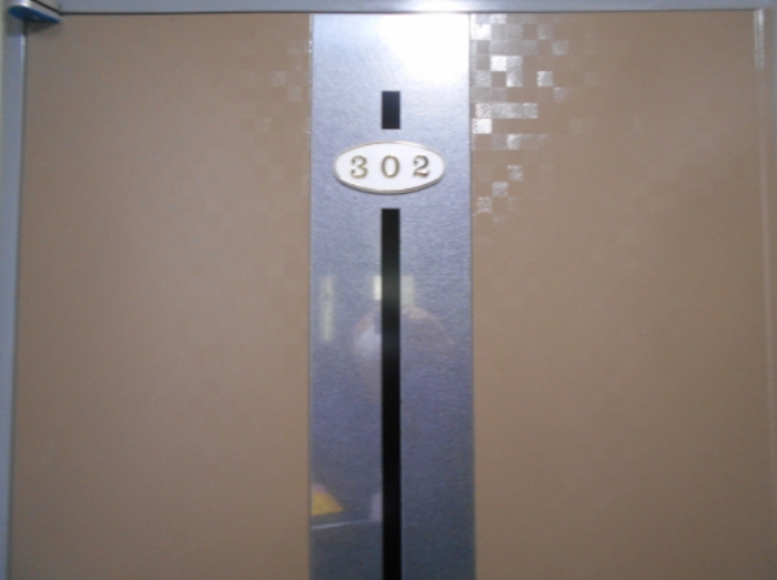 3층 302호 출입문