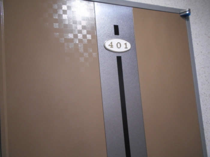 4층 401호 출입문