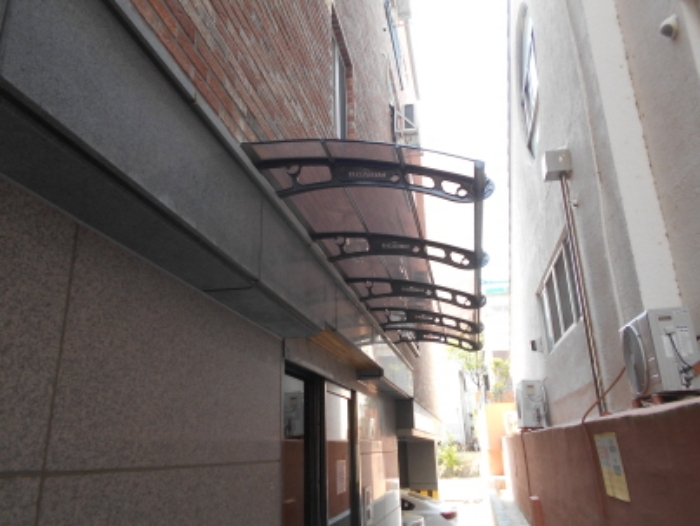 출입구 위 플라스틱 비가림시설(제시외 미반영)