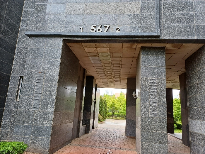 본건 외부 출입구