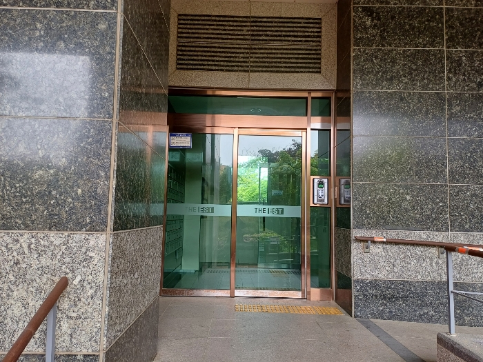 본건 외부 출입구