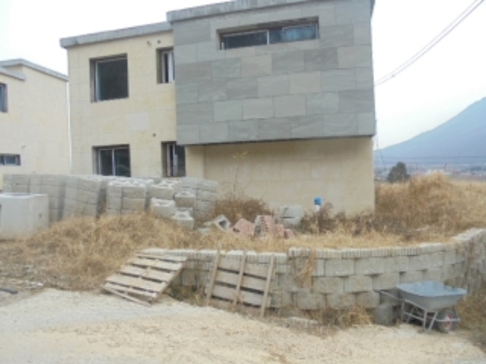 목적물 3번, 신축중인 2층 주택