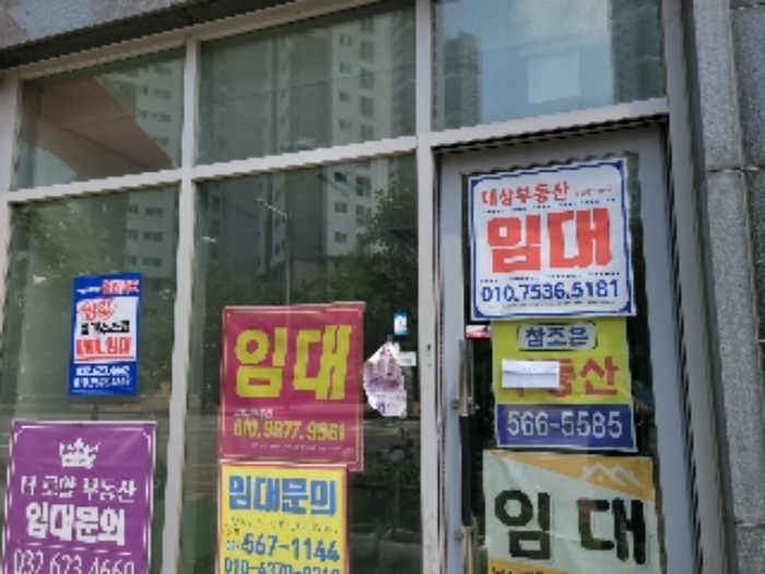 본건 부동산 상가 출입문