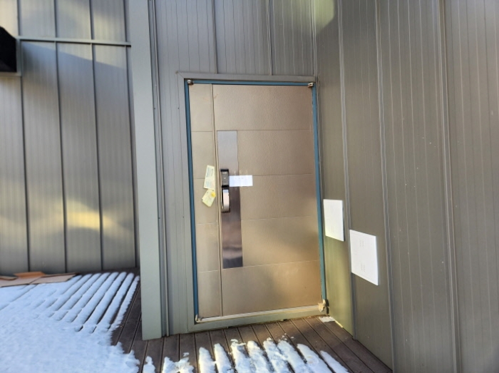 목록4 부근 전경(제시외 건물 출입문)