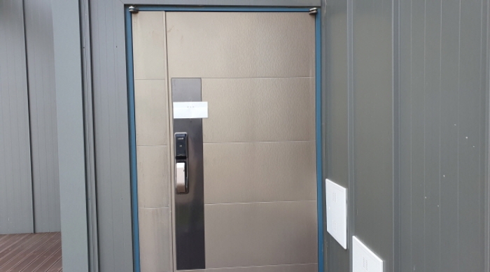 제시외 건물의 1층 출입문