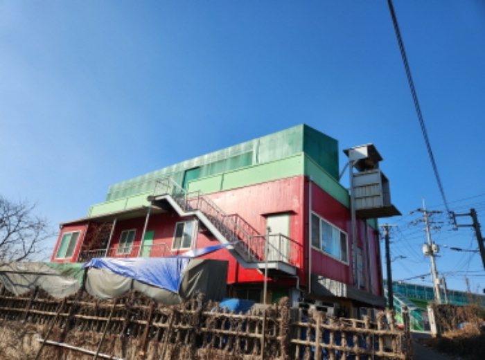 목록부동산 전경 및 옥상 부분에 설치된 제시외 녹색 천막건축물