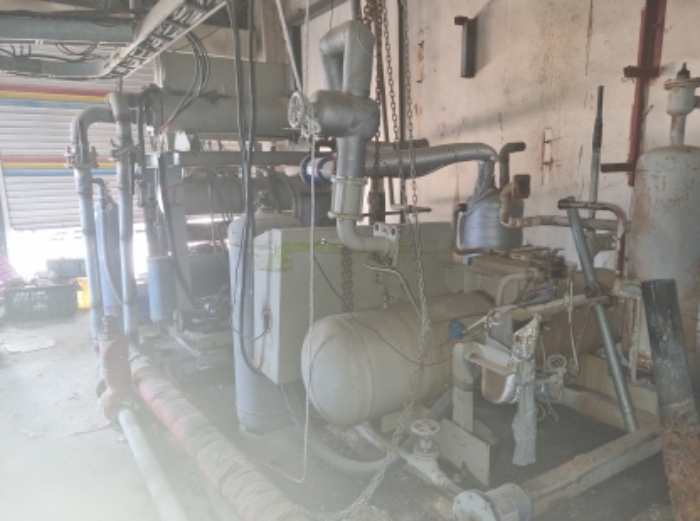 목록 13 공장건물 우측 저온창고 옆 기계실에 있는 기계기구 사진