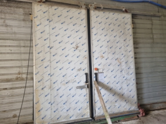 본건 부동산 목록 13 공장 부속건물 기숙사 출입문 사진