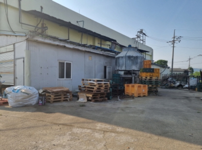 본건 부동산 목록 13 공장건물 우측 위치 저온창고와 그 옆 부분 사진