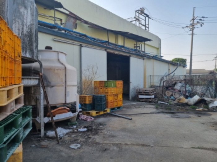 본건 부동산 목록 13 공장건물 우측 위치 저온창고와 그 옆 부분 사진