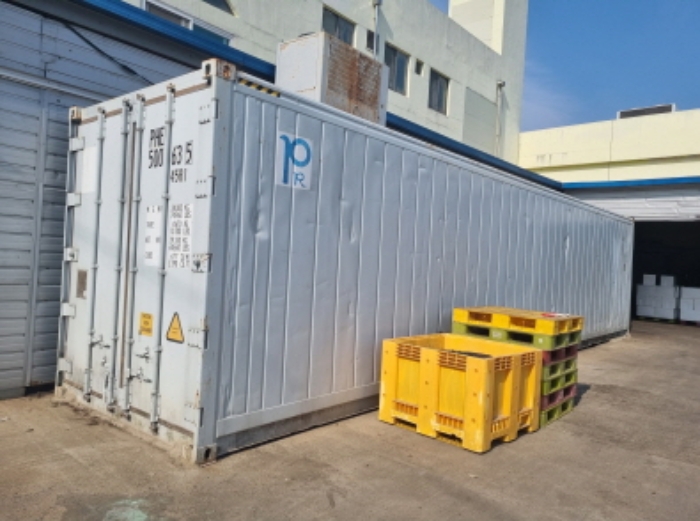 부동산 목록 13 공장 건물 앞에 있는 제시외 컨테이너 1동 사진(임차인 미서식품 주식회사 사용)