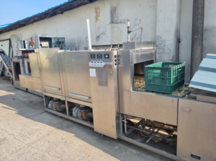 목록 13 공장건물 앞 공터에 있는 기계기구 사진