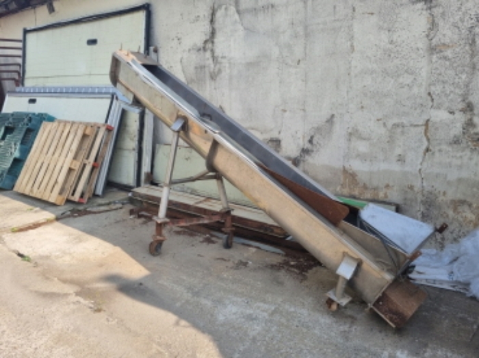 목록 13 공장건물 앞 공터에 있는 기계기구 사진