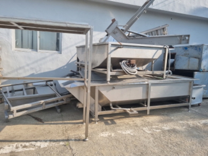 목록 13 공장건물 앞 공터에 있는 기계기구 사진