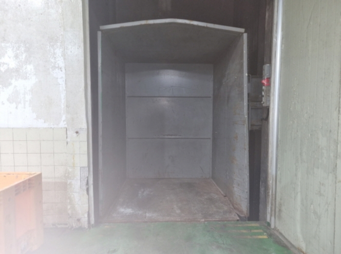 목록 13 공장건물 1층 내부에 있는 화물용 엘리베이터 사진[기계기구목록 (4) ]