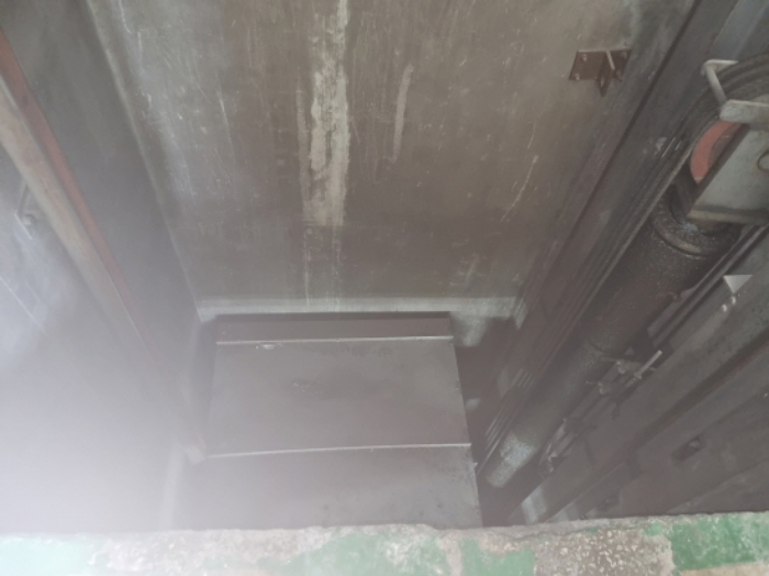 목록 13 공장건물 1층 내부에 있는 화물용 엘리베이터 사진[기계기구목록 (4) ]