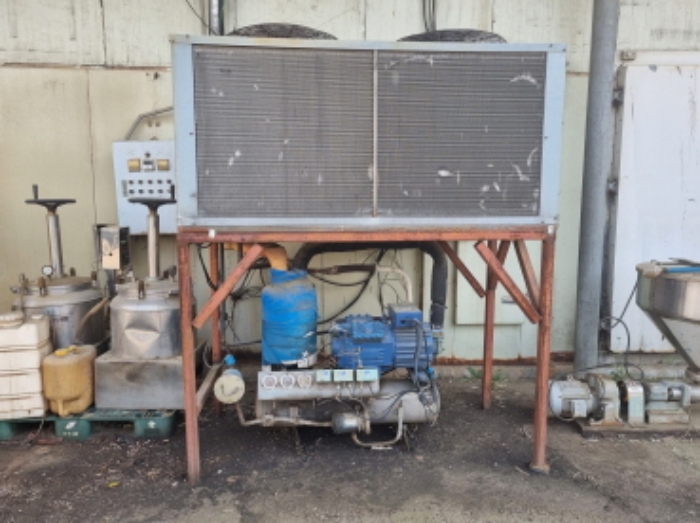 목록 13 공장건물 뒷편 밖에 있는 기계기구 사진