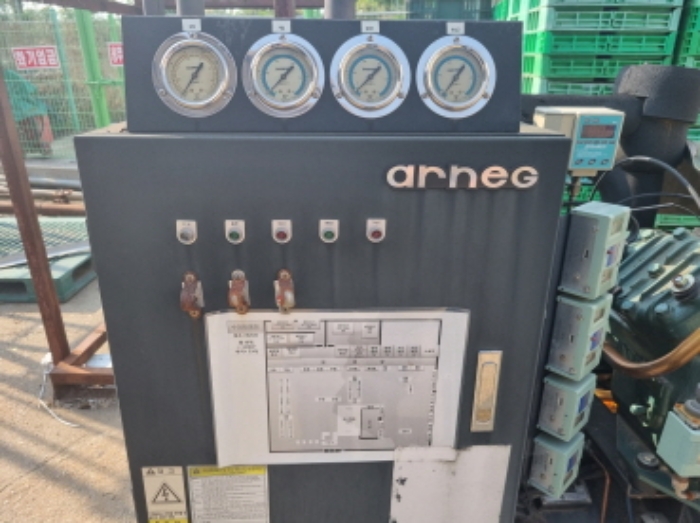 목록 13 공장건물 뒷편 밖에 있는 기계기구 사진