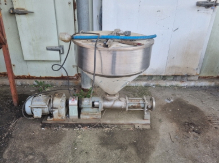 목록 13 공장건물 뒷편 밖에 있는 기계기구 사진