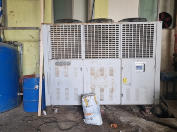 목록 13 공장건물 뒷편 밖에 있는 기계기구 사진