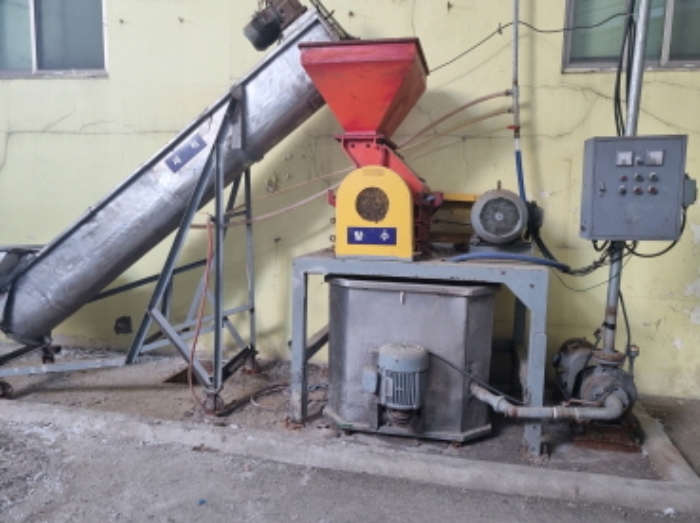 목록 13 공장건물 뒷편 밖에 있는 기계기구 사진