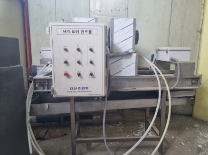 목록 13 공장건물 뒷편 밖에 있는 기계기구 사진