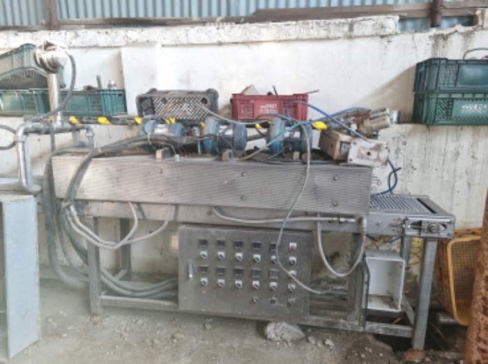 목록 14 공장건물 우측에 연결되어 건축된 제시외 건축물 내부에 있는 기계기구 사진