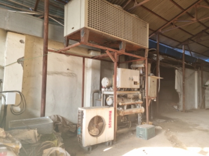 목록 14 공장건물 우측에 연결되어 건축된 제시외 건축물 내부에 있는 기계기구 사진