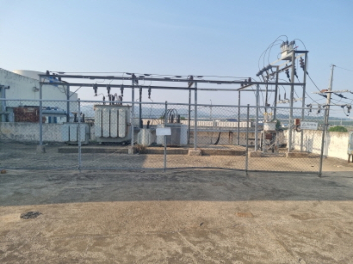 목록 13 공장건물 우측 저온창고 옥상에 있는 수변전시설 사진(기계기구목록 1)