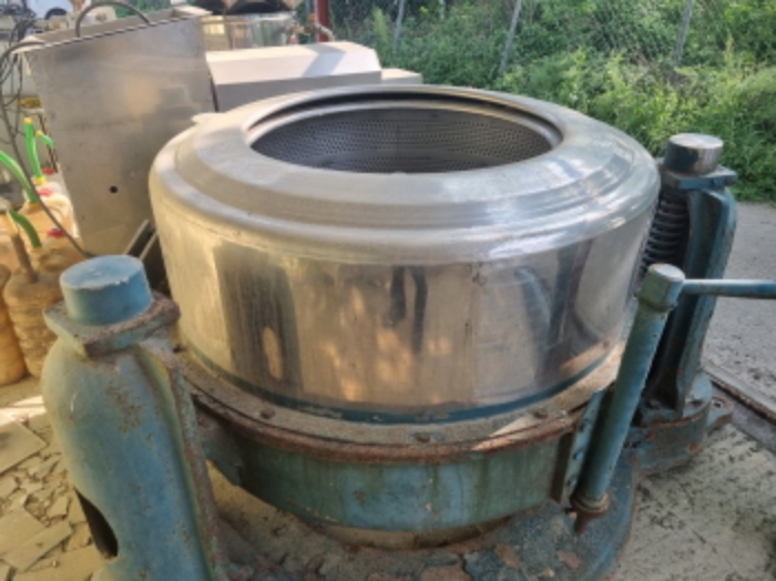 목록 13 공장건물 좌측 밖에 있는 기계기구 사진