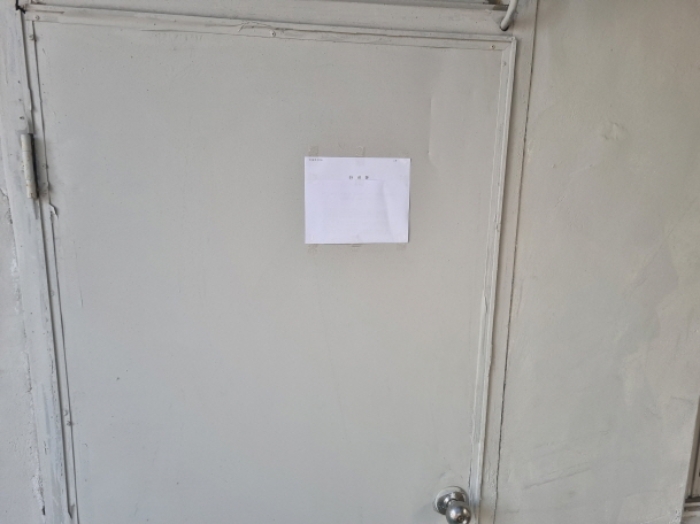 새하늘교회 출입문에 안내문 부착한 사진